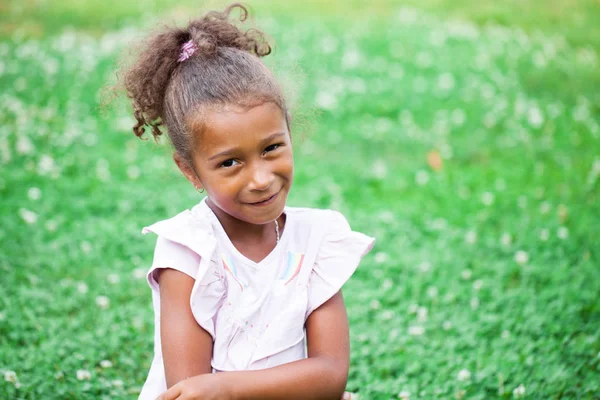 Gros Plan Portrait Une Jolie Petite Fille Afro Américaine Métissée — Photo