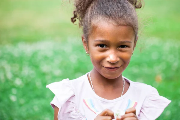 Gros Plan Portrait Une Jolie Petite Fille Afro Américaine Métissée — Photo