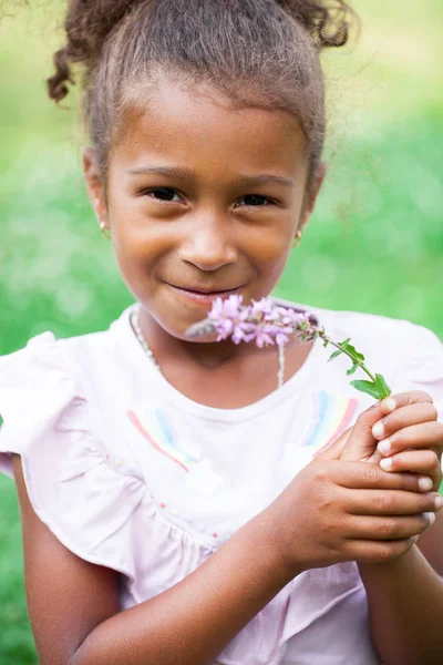 Nahaufnahme Porträt Einer Ziemlich Gemischten Rasse Afrikanisch Amerikanisches Kleines Mädchen — Stockfoto