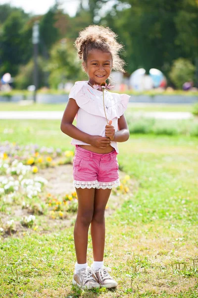 Gros Plan Portrait Une Jolie Petite Fille Afro Américaine Métissée — Photo