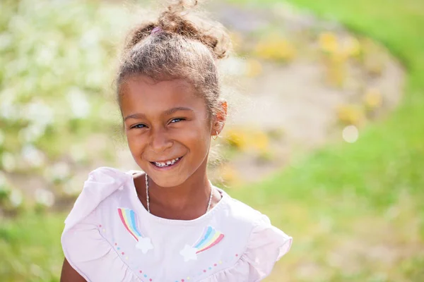 Gros Plan Portrait Une Jolie Petite Fille Afro Américaine Métissée — Photo