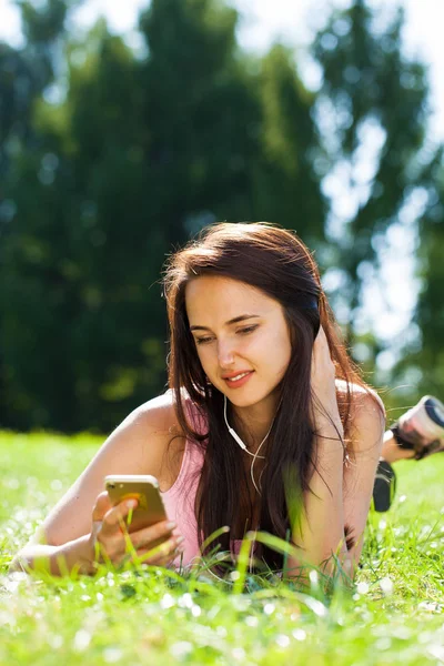 Menina Morena Bonita Feliz Chamando Por Telefone Parque Verão — Fotografia de Stock