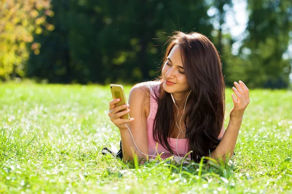 Glücklich Schöne Brünette Mädchen Telefoniert Einem Sommerpark — Stockfoto