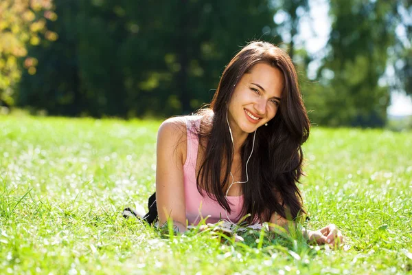 Glada Vackra Brunett Tjej Ringer Telefon Sommar Park — Stockfoto