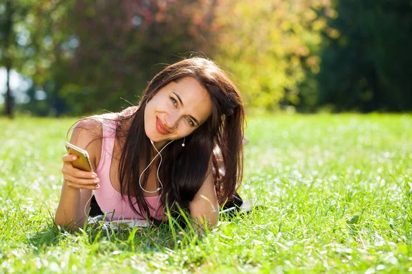 Glada Vackra Brunett Tjej Ringer Telefon Sommar Park — Stockfoto