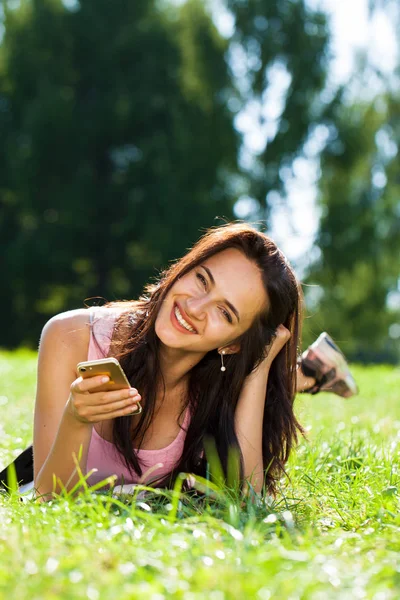 Happy Krásná Brunetka Volání Telefonu Letním Parku — Stock fotografie