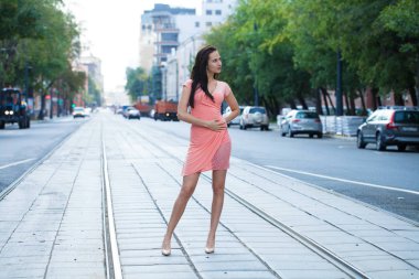 Tam büyüme, üzerinde sokak, yaz açık havada yürüyüş pembe elbiseli Genç güzel esmer kadın portre