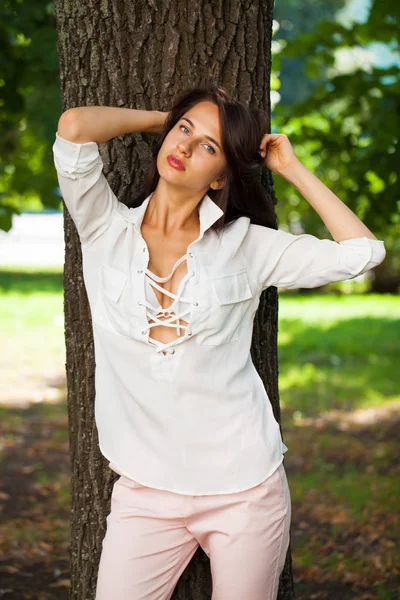 Νεαρή Ευτυχισμένη Μελαχρινή Γυναίκα Λευκό Σέξι Μπλούζα Στο Καλοκαιρινό Πάρκο — Φωτογραφία Αρχείου