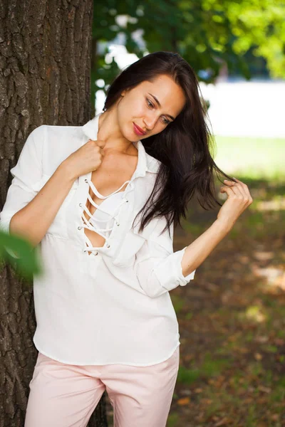 Jong Gelukkig Brunette Vrouw Wit Sexy Blouse Zomer Park — Stockfoto