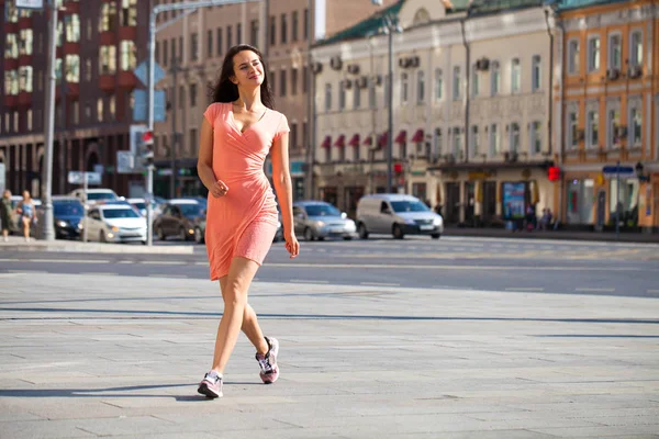 Portret Volle Groei Jonge Mooie Brunette Vrouw Roze Jurk Lopen — Stockfoto