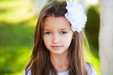 Güzel bir genç esmer kız, yaz açık havada portresi