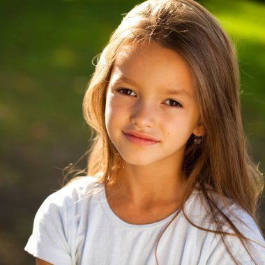 Güzel bir genç esmer kız, yaz açık havada portresi