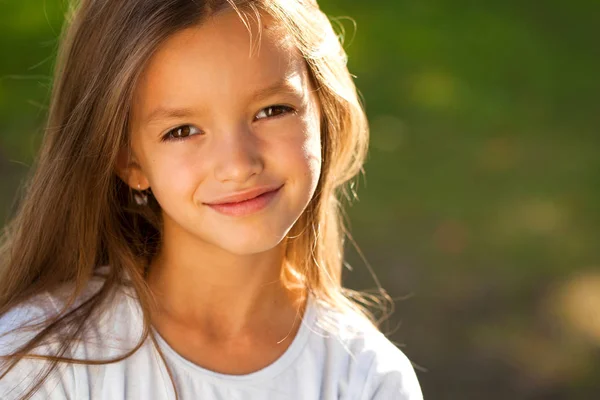 Porträt Einer Schönen Jungen Brünetten Mädchen Sommer Freien — Stockfoto