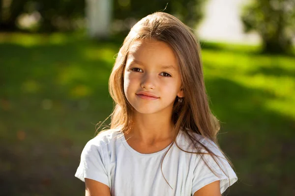 Портрет Красивой Юной Брюнетки Маленькая Девочка Лето Открытом Воздухе — стоковое фото