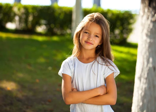 Güzel bir genç esmer kız, yaz açık havada portresi