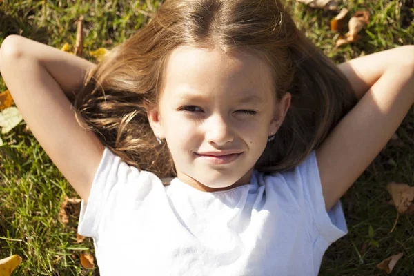 Portrait Beautiful Young Brunette Little Girl Summer Outdoors — Stock Photo, Image