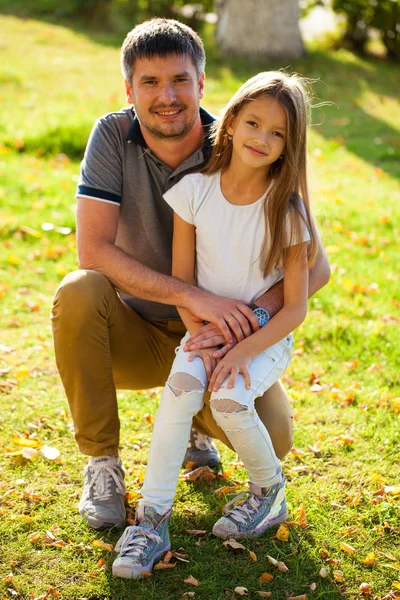 Retrato Jovem Pai Com Sua Filha — Fotografia de Stock