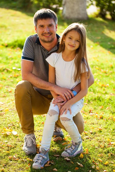 Ritratto Giovane Padre Con Figlia — Foto Stock