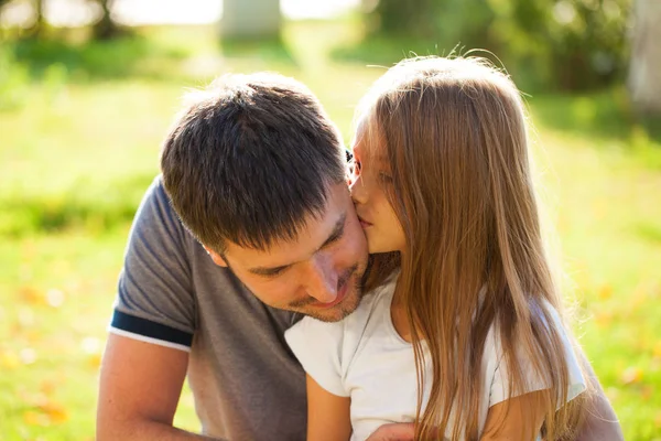 Porträt Eines Jungen Vaters Mit Seiner Tochter — Stockfoto