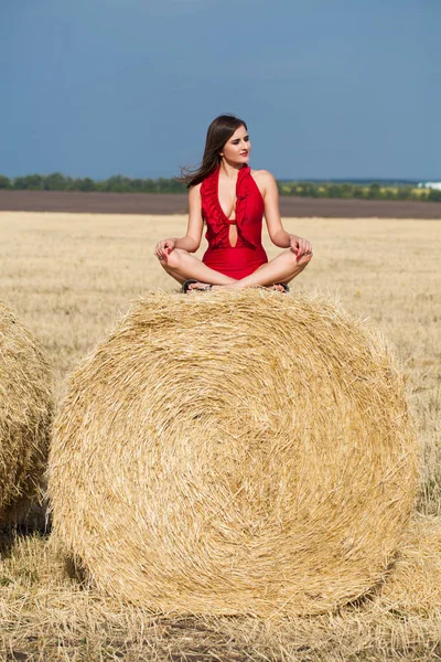 Młody Piękny Model Brunetka Czerwonym Bikini Hayloft — Zdjęcie stockowe