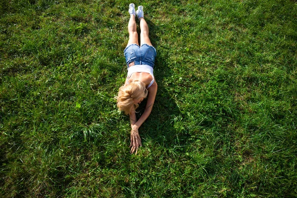 Bella Donna Bionda Sexy Vestita Con Una Giacca Jeans Pantaloncini — Foto Stock