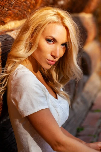 Zblízka Portrétní Krásná Mladá Šťastná Blondýnka Bílých Šatech Staré Dřevěné — Stock fotografie
