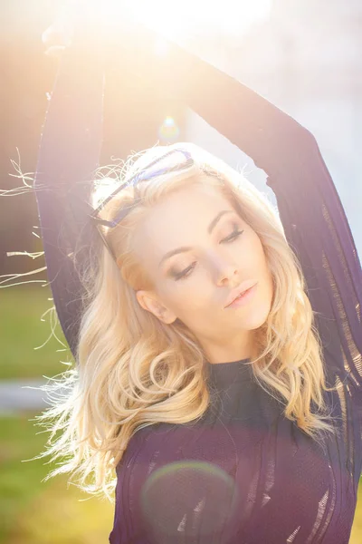 Junge Blonde Frau Mit Einer Schönen Strahlenden Hintergrundbeleuchtung Durch Den — Stockfoto