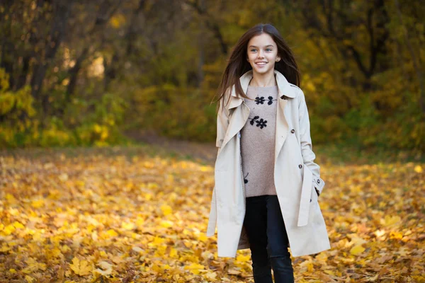 Fröhliches Kleines Mädchen Beigen Mantel Herbstpark — Stockfoto