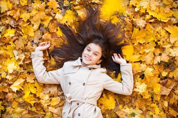 Молодая Красивая Девочка Бежевом Пальто Лежит Желтых Листьях Вид Сверху — стоковое фото