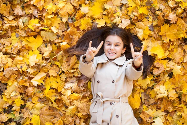 Fiatal Gyönyörű Kislány Bézs Kabát Sárga Levelek Feküdt Felülnézet Őszi — Stock Fotó