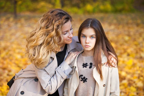 Junge Mutter Und Tochter Spazieren Herbstpark — Stockfoto