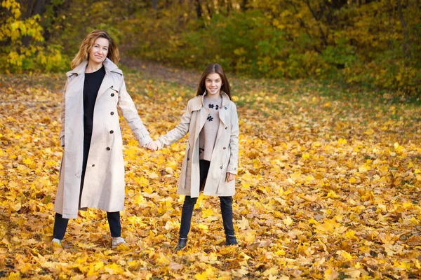 Young Mother Daughter Walking Autumn Park — Stock Photo, Image