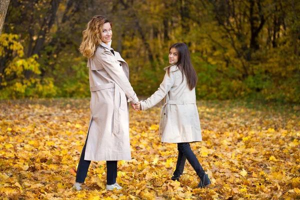 Junge Mutter Und Tochter Spazieren Herbstpark — Stockfoto