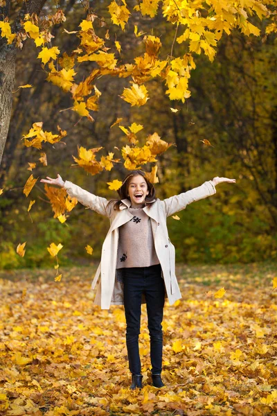 Fröhliches Kleines Mädchen Beigen Mantel Herbstpark — Stockfoto