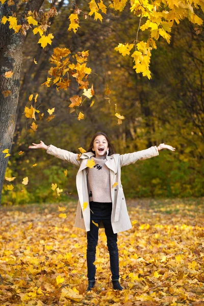 Boldog Fiatal Kislány Bézs Színű Kabát Őszi Park — Stock Fotó
