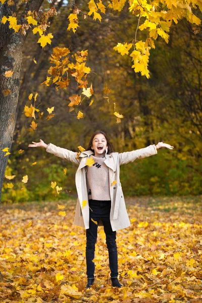 Jovem Menina Feliz Casaco Bege Parque Outono — Fotografia de Stock