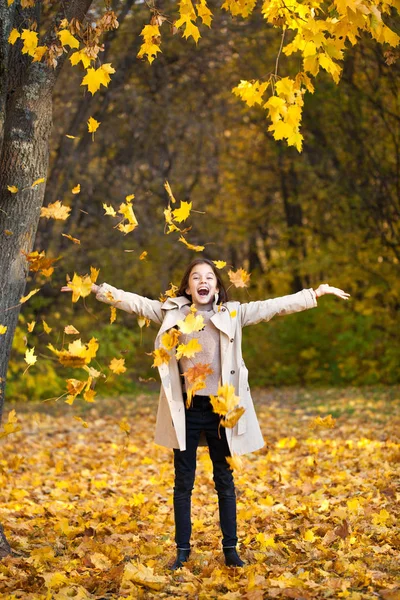 Szczęśliwa Młoda Dziewczynka Beżowy Płaszcz Jesienny Park — Zdjęcie stockowe