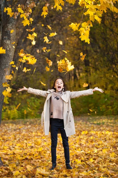 Fröhliches Kleines Mädchen Beigen Mantel Herbstpark — Stockfoto