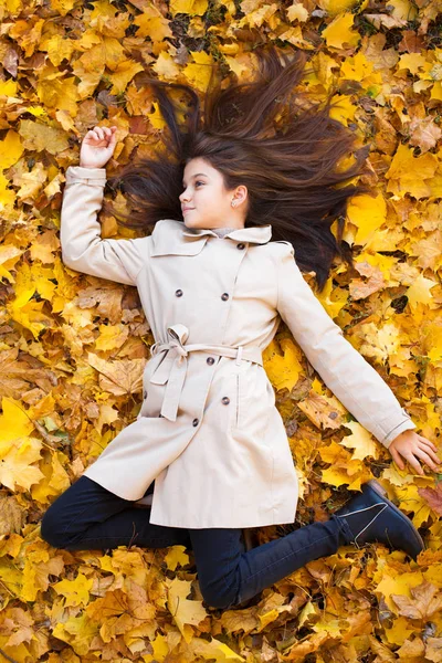 Menina Bonita Nova Revestimento Bege Que Encontra Nas Folhas Amarelas — Fotografia de Stock