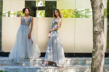 İki uzun elbise modelleri moda. Yaz beyaz genç güzel kadın yaz sokak arka plan üzerinde elbise