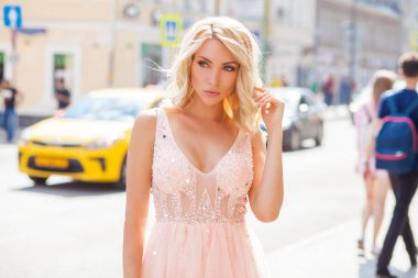 Portre yakın çekim içinde pembe, yaz sokak açık havada Genç güzel sarışın kadın