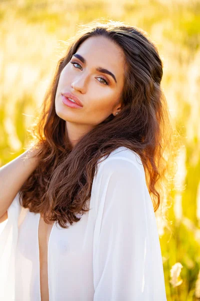 Retrato Close Jovem Bela Mulher Morena Vestido Branco Posando Pôr — Fotografia de Stock