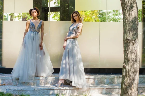 Dwie Modelki Długiej Sukni Młode Piękne Kobiety Lecie Biała Sukienka — Zdjęcie stockowe