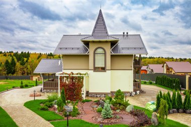 Lüks banliyö ev ve yeşil çimen