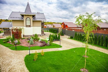 Lüks banliyö ev ve yeşil çimen