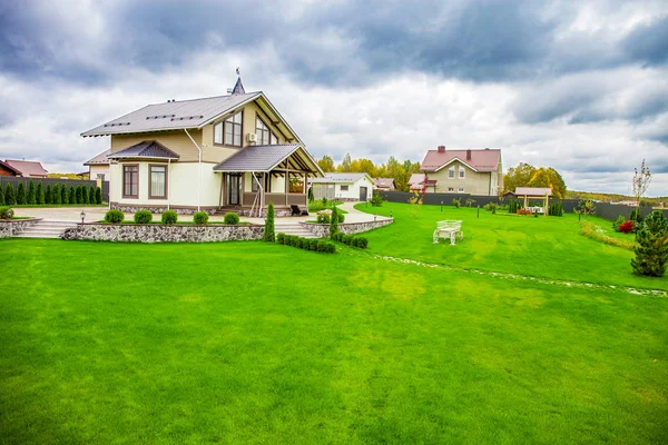 Lyxiga Förorts Hus Och Grönt Gräs — Stockfoto