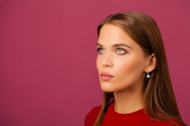 Güzel sarışın kadın portre portre. Erik arka plan üzerinde izole