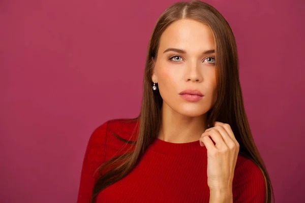 Retrato Close Mulher Loira Bonita Isolado Fundo Ameixa — Fotografia de Stock