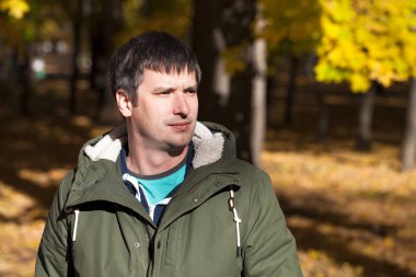 Arka plan Sonbahar Park genç bir adam portresi kapatın