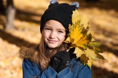 Sarı saçlı güzellik. Yaz sokak arka plan üzerinde güzel bir küçük kız portresi